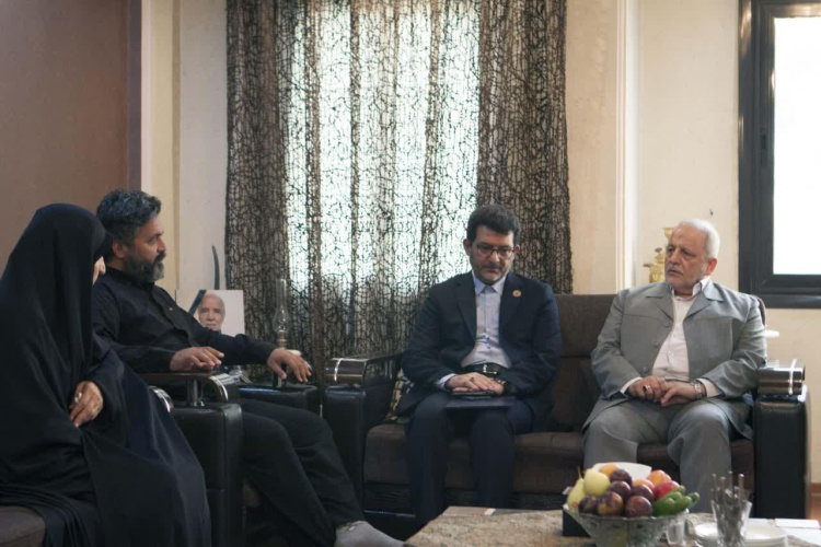 دیدار رئیس دانشگاه عالی دفاع ملی با خانواده شهید سرهنگ شمس‌الله هاشمی